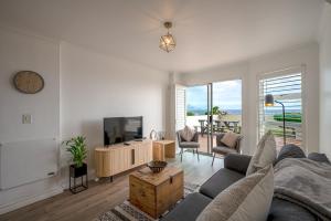 TV a/nebo společenská místnost v ubytování Blouberg Beachfront Apartment - Loadshedding free