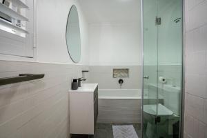 Koupelna v ubytování Blouberg Beachfront Apartment - Loadshedding free + 30 fotografií