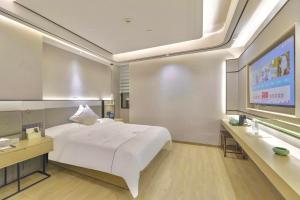 Giường trong phòng chung tại Konggu Youlan Hotel Ningbo Yuyao North Xinjian Road