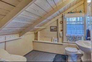 e bagno mansardato con servizi igienici e lavandino. di Compass Rose a Boothbay Harbor
