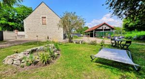 a bench in a yard with a building at A 2 pas d AZAY in Neuil
