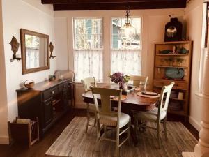 una sala da pranzo con tavolo e sedie in legno di Compass Rose a Boothbay Harbor Altre 38 foto