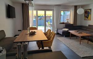 a living room with a table and a couch at Ferienhaus LebensART in Bischofswiesen