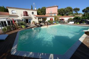 Bazén v ubytování B&B Val D'azur nebo v jeho okolí