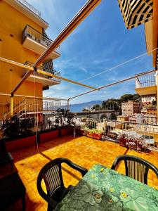 ein Balkon mit Tisch und Stühlen und Meerblick in der Unterkunft Pitosforo in Zoagli + 26 Fotos