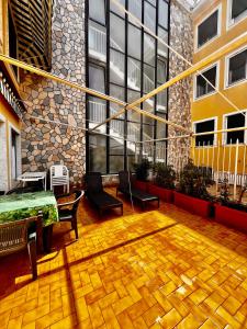 eine Terrasse mit Tisch und Stühlen und ein Gebäude in der Unterkunft Pitosforo in Zoagli