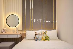 Katil atau katil-katil dalam bilik di TriTower Designer Suite by Nest Home