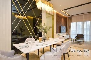 Ruang duduk di TriTower Designer Suite by Nest Home