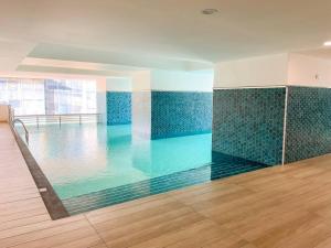 Kolam renang di atau dekat dengan TriTower Designer Suite by Nest Home