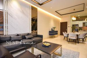 Ruang duduk di TriTower Designer Suite by Nest Home
