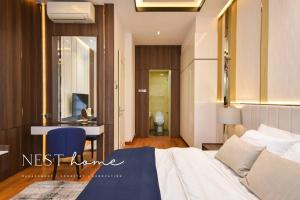 Katil atau katil-katil dalam bilik di TriTower Designer Suite by Nest Home