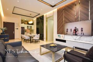 Ruang duduk di TriTower Designer Suite by Nest Home