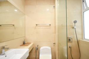 Bilik mandi di TriTower Designer Suite by Nest Home