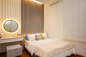 Katil atau katil-katil dalam bilik di TriTower Designer Suite by Nest Home