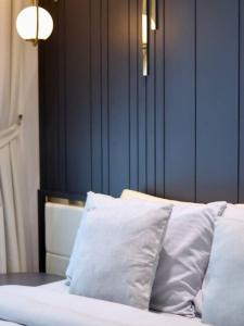 Ruang duduk di TriTower Designer Suite by Nest Home
