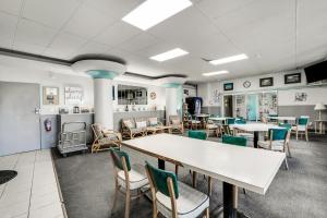 ein Wartezimmer mit Tischen und Stühlen in der Unterkunft Tropic Terrace Suite #39 - Beachfront Resort in St Pete Beach