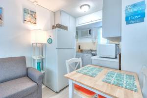 Kuchyň nebo kuchyňský kout v ubytování Tropic Terrace Suite #56 - Beachfront Resort + 12 fotografií