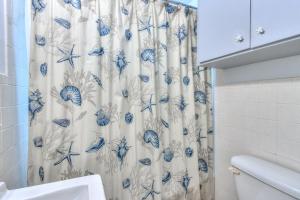 Koupelna v ubytování Tropic Terrace Suite #56 - Beachfront Resort