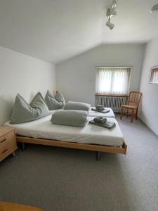 Un dormitorio con una cama grande con almohadas. en Swiss Alpine Hideaway, en Sedrun