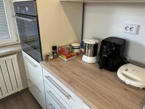 - une cuisine avec un comptoir et une cafetière dans l'établissement House in the Village, à Križevci pri Ljutomeru