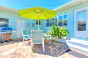 Кухня или мини-кухня в Seahorse Cottage Monthly Beach Rental
