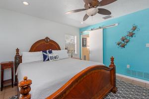a bedroom with a bed and a ceiling fan at Seagrass Escape - Monthly Beach Rental in Clearwater Beach +33 photos