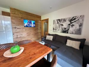 巴德小基希海姆REHKITZ Apartment的客厅里有一张沙发和一张桌子。