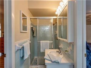 Et badeværelse på Paradise Palms — Monthly Beach Rental + 14 billeder