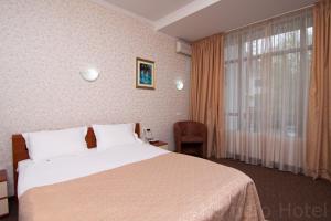 Voodi või voodid majutusasutuse Komilfo Hotel toas