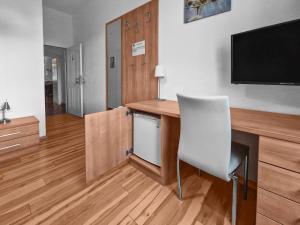 A television and/or entertainment centre at Josef Wolfik strasse 10 Apartment