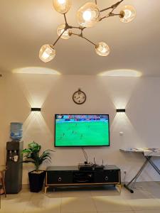 TV/trung tâm giải trí tại Apartment at Marassi