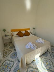 une chambre avec un lit avec des serviettes dessus dans l'établissement Il Vicoletto, à Amalfi