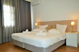 Postel nebo postele na pokoji v ubytování Folies Corfu Town Hotel Apartments