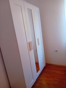 a white door with a mirror in a room at Apartment Mario 2 in Klimno