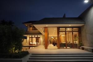 IrosinThe Spring House的夜晚有玻璃门和楼梯的房子