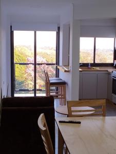 Una sala de estar con un sofá y una cocina con ventanas. en Departamentos M&A 1, en Puerto Rico 7 fotos más