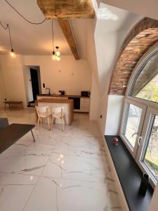 eine offene Küche und ein Wohnzimmer mit Steinboden in der Unterkunft Dworskiego 74, Apartament 2 in Przemyśl