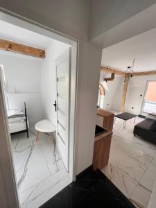 Blick auf ein Wohnzimmer vom Flur aus in der Unterkunft Dworskiego 74, Apartament 2 in Przemyśl