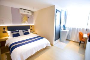 A bed or beds in a room at Elong RuiYun Hotel Hefei Wuli Temple
