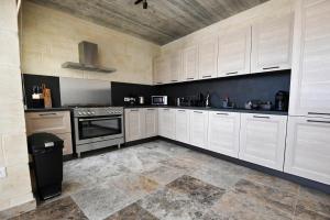 Ġarra Farmhouse with Heated Pool 주방 또는 간이 주방