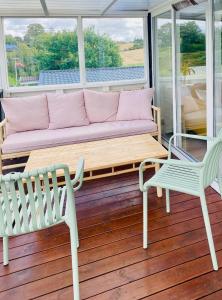 Rõdu või terrass majutusasutuses Dejligt sommerhus med udsigt over fjorden