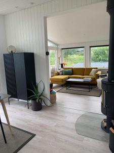 Istumisnurk majutusasutuses Dejligt sommerhus med udsigt over fjorden