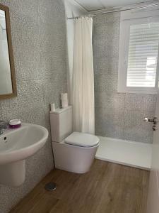 Un baño con un inodoro blanco y un lavabo. en Eco Home Gran Alacant, en Puerto Marino 12 fotos más