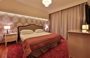 Postel nebo postele na pokoji v ubytování UNA Hotels Expo Fiera Milano