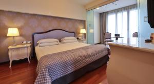 Postel nebo postele na pokoji v ubytování UNA Hotels Expo Fiera Milano