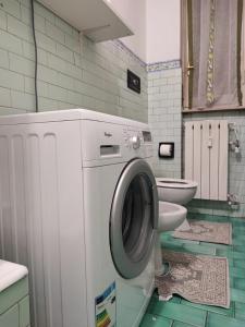 a washing machine in a bathroom with a toilet at Appartamento Lamarmora in Alessandria