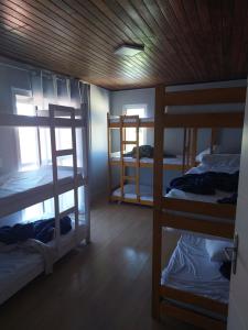 um quarto com três beliches e uma janela em Hostel Papai em Florianópolis