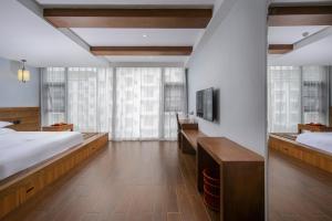 阳朔Xianchuang landscape Garden Hotel Yangshuo West Street Lijiang River的有两张床和一台电视的酒店房间