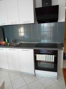 kuchnia z kuchenką i zlewem w obiekcie Apartments in Klimno - Insel Krk 12514 w mieście Klimno