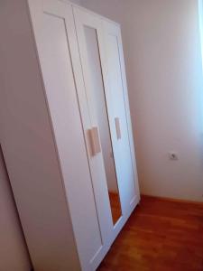 biała szafka z lustrem w pokoju w obiekcie Apartments in Klimno - Insel Krk 12514 w mieście Klimno